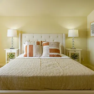 Stylish North Townhouse- Dual Master Holiday home